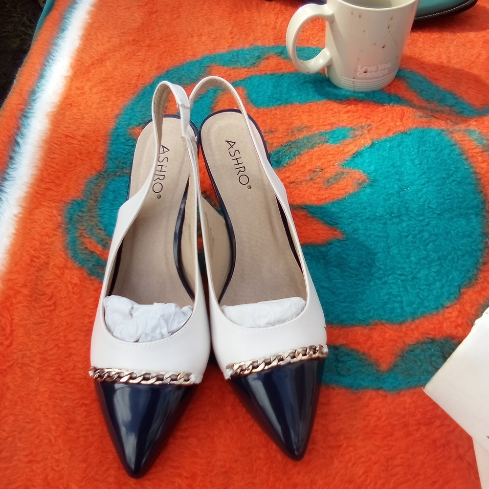 Black and white ladies shoe slingback